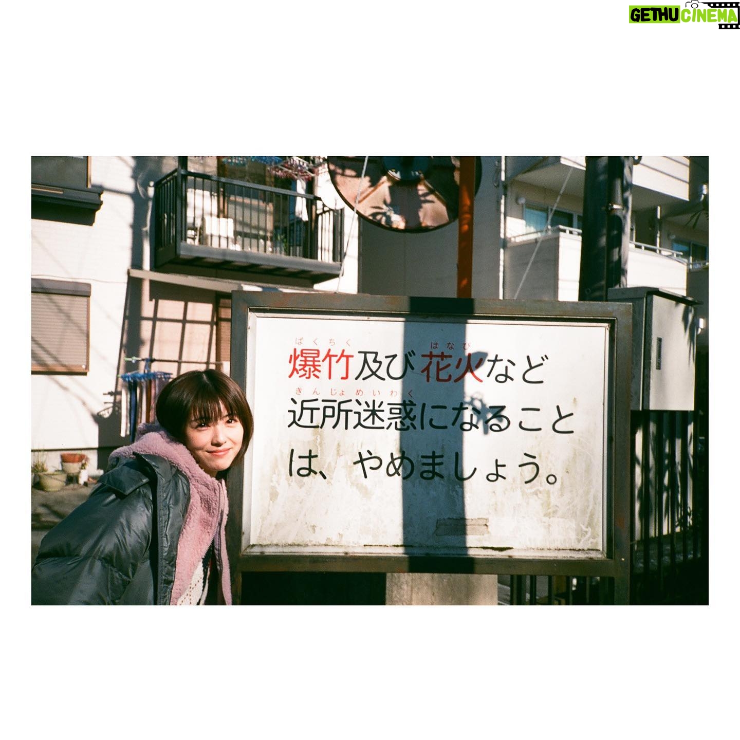 Minami Hamabe - 235K Likes - おつかれさまです!!
今夜22時からは
『ドクターホワイト』第3話🐒
ようやく総合診断協議チーム・CDTのメンバーが揃い、いよいよ始動!
心を閉ざした少年の病を診断します🐒
白夜ちゃんの謎もじわじわっと…
なので3話最後までぜひ🐒
外ロケは寒すぎてダウンにロケジャンを重ねてます…
写真でも手を出さない。そういうところ。だなってね。
寒いのと重いのが1番苦手🐒
そして写真は最近現場マネさんと
写ルンですとフィルムで撮ろうキャンペーンです謎です🐒
全然撮らないから現像出来なくて困ってます…
CDTチームはいつも和気あいあいとしていて皆が揃ったシーンの撮影がとにかく大好きです🐒
朝からいける…
今日は片桐仁さんがずっと
主題歌『心という名の不可解』を
歌ってました笑笑笑ツボすぎます
さあて
22時からお会いしましょう!!
待ってます🐒
お身体にお気をつけて🐒
