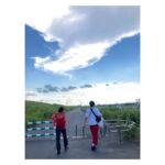 Suzu Hirose Instagram – カレンダーの、なんか載せるとか言ってすっかり。こちら瑛太さんに撮ってもらってる風景でございます。他にもなんかあるかな、また。