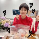Song Ji-hyo Instagram - 올해도 어김없이 
데뷔 21주년 축하를 함께한 팬 여러분들!!!! 
감사감사합니다 

늘 여러분의 응원과 사랑에 
좋은 모습으로 보답하는 제가 되겠습니다…
건강 조심하셔야 합니다..

어제도.오늘도.내일도 
여러분 사랑합니다
올해도 화이팅입니다아