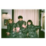 Minami Hamabe Instagram - 本日もおつかれさまです!
夜22時からは!
『ドクターホワイト』第4話ですよ🥐

第4話は
高橋文哉さん演じる佐久間先生の
恩師の学校の先生の病名の診断に挑んでいます🥐
少し胸が苦しくなる第4話でした🥐

1週間があっという間で
あっという間に第4話放送で
1週間経つのはあっという間だなあと感じでおります🥐

写真は狩岡家の3人!
この3人のロケの待ち時間の団欒具合が
すごいです…
ずーーっとゆるーっくお話しているか
長男と末っ子が爆睡して、お姉ちゃんが
見守ってくれているかどちらです。
かなり落ち着きますし、たわいもない話を聞いてくださいます🥐
ほんっとにそれがうれしい…

では今夜22時からはテレビの前でお会いしましょっ
お待ちしております🥐

追伸🥐
幸田もも子先生に『NANA』を激推ししていただきまとめ買いしちゃいました…
だれにハマるかなあ…
幸田先生はタクミさんらしいです…
たのしみ…🥐