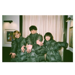 Minami Hamabe Instagram - 本日もおつかれさまです!
夜22時からは!
『ドクターホワイト』第4話ですよ🥐

第4話は
高橋文哉さん演じる佐久間先生の
恩師の学校の先生の病名の診断に挑んでいます🥐
少し胸が苦しくなる第4話でした🥐

1週間があっという間で
あっという間に第4話放送で
1週間経つのはあっという間だなあと感じでおります🥐

写真は狩岡家の3人!
この3人のロケの待ち時間の団欒具合が
すごいです…
ずーーっとゆるーっくお話しているか
長男と末っ子が爆睡して、お姉ちゃんが
見守ってくれているかどちらです。
かなり落ち着きますし、たわいもない話を聞いてくださいます🥐
ほんっとにそれがうれしい…

では今夜22時からはテレビの前でお会いしましょっ
お待ちしております🥐

追伸🥐
幸田もも子先生に『NANA』を激推ししていただきまとめ買いしちゃいました…
だれにハマるかなあ…
幸田先生はタクミさんらしいです…
たのしみ…🥐