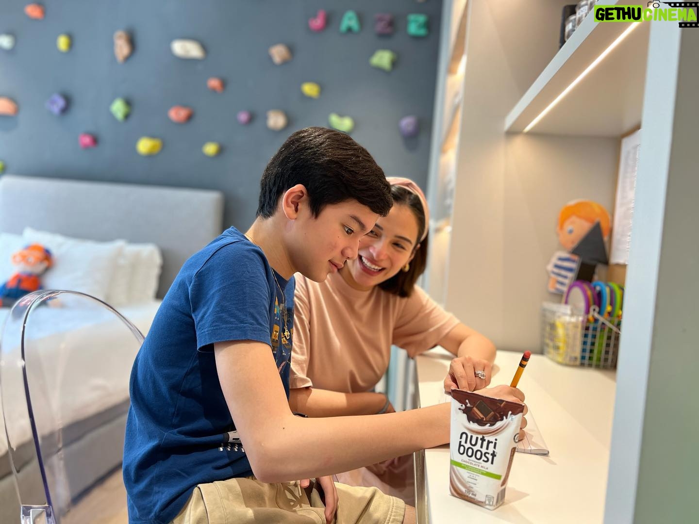 Jennylyn Mercado Instagram - We may not be able to do things tulad ng dati dahil sa pandemic but this shouldn’t stop us from setting goals this 2022 and continue on improving ourselves. Kaya I made sure that Jazz will have something to aspire for and look forward to ngayong taon, even small wins lang.
So we sat down and I challenged him to make a list of his goals this year na dapat ma-accomplish niya most if not all. So, he listed down:
✅ Wall climbing
✅ More walks with our dogs
✅ Learn more arts and crafts (making bracelets etc)
✅ Learn boxing
For sure kayang kaya to ni Jazz especially with the help of Nutriboost everyday. May vitamins, zinc, and calcium ito kaya sure na boosted siya to achieve all these, siyempre alongside proper diet and exercise.
How about you? May 2022 goals na ba kayo? Share niyo sa comments below! Achieve them with Nutriboost, available in all supermarkets and grocery stores nationwide. To order online go to www.cokebeverages.ph/18-dairy #GATAStayBoosted