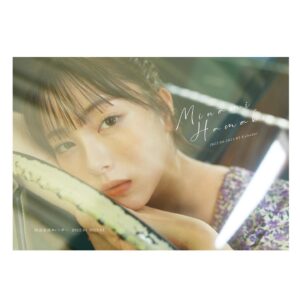 Minami Hamabe Instagram - きょうも1日おつかれさまです🍑
そしてさっそくごめんなさい…
日付を勘違いしていたようで!!
『カレンダー2022』が
昨日より発売しております!!🍑

卓上カレンダーです!
いろんなお部屋に馴染むような自然な色づかいのお写真でカレンダーを作っています🍑
4月始まりのカレンダーです🍑
2022年も素敵な年にしましょっ
そしてその日々をぜひこのカレンダーと共にゆっくりと巡りましょっ

カレンダー撮影には
うちのわんこちゃんが珍しく
遊びに連れて行ってもらって
草原を駆け回っていました笑
撮影の様子をマネージャーさんに
抱っこされて見守るぽぷを載せさせてください…
ほんとはもーっと写真あるんですが
一旦我慢します。

帰りは膝の上でしがみついて寝てました。癒されました。
楽しく元気にそして癒されながら撮影したカレンダーですので、
その空気がみなさんのお部屋にも届いてラッキーアイテムのようなものにもなれたら嬉しいです🍑

我慢できなくてオフショっトまた載せちゃうかもですが、
ひとまず!!昨日から発売しているカレンダーをぜひ宜しくお願い致します🍑