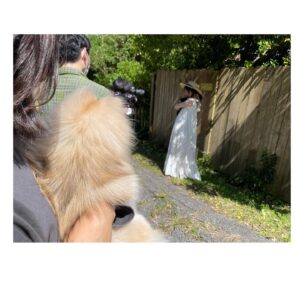Minami Hamabe Instagram - きょうも1日おつかれさまです🍑
そしてさっそくごめんなさい…
日付を勘違いしていたようで!!
『カレンダー2022』が
昨日より発売しております!!🍑

卓上カレンダーです!
いろんなお部屋に馴染むような自然な色づかいのお写真でカレンダーを作っています🍑
4月始まりのカレンダーです🍑
2022年も素敵な年にしましょっ
そしてその日々をぜひこのカレンダーと共にゆっくりと巡りましょっ

カレンダー撮影には
うちのわんこちゃんが珍しく
遊びに連れて行ってもらって
草原を駆け回っていました笑
撮影の様子をマネージャーさんに
抱っこされて見守るぽぷを載せさせてください…
ほんとはもーっと写真あるんですが
一旦我慢します。

帰りは膝の上でしがみついて寝てました。癒されました。
楽しく元気にそして癒されながら撮影したカレンダーですので、
その空気がみなさんのお部屋にも届いてラッキーアイテムのようなものにもなれたら嬉しいです🍑

我慢できなくてオフショっトまた載せちゃうかもですが、
ひとまず!!昨日から発売しているカレンダーをぜひ宜しくお願い致します🍑