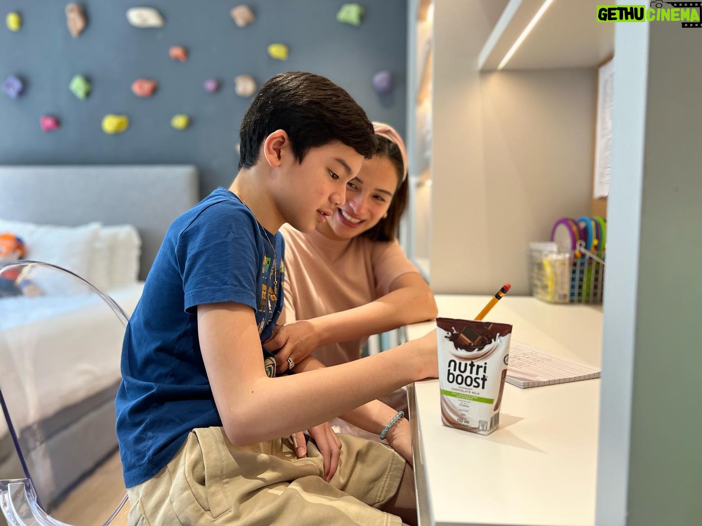 Jennylyn Mercado Instagram - We may not be able to do things tulad ng dati dahil sa pandemic but this shouldn’t stop us from setting goals this 2022 and continue on improving ourselves. Kaya I made sure that Jazz will have something to aspire for and look forward to ngayong taon, even small wins lang.
So we sat down and I challenged him to make a list of his goals this year na dapat ma-accomplish niya most if not all. So, he listed down:
✅ Wall climbing
✅ More walks with our dogs
✅ Learn more arts and crafts (making bracelets etc)
✅ Learn boxing
For sure kayang kaya to ni Jazz especially with the help of Nutriboost everyday. May vitamins, zinc, and calcium ito kaya sure na boosted siya to achieve all these, siyempre alongside proper diet and exercise.
How about you? May 2022 goals na ba kayo? Share niyo sa comments below! Achieve them with Nutriboost, available in all supermarkets and grocery stores nationwide. To order online go to www.cokebeverages.ph/18-dairy #GATAStayBoosted