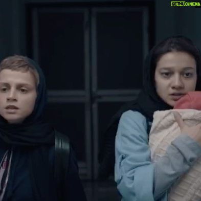 Niki Karimi Instagram - 💫
انتشار اولین تیزر «تافردا» همزمان با شروع جشنواره «برلین»
فیلم سینمایی تا فردا به کارگردانی «على عسگرى» و تهیهکنندگی «نيكى كريمى» که از سوی هیات انتخاب چهلمین جشنواره فجر رد شده بود، امسال جزو فیلمهای منتخب جشنواره برلین در بخش پانوراما است.
اکران فیلمهای برگزیده در هفتاد و دومین جشنواره برلین از پنجشنبه ۱۰ فوریه(۲۱ بهمن) آغاز شده و تا ۲۰ فوریه(اول اسفند) ادامه دارد.
اولین نمایش فیلم تافردا، ۱۴ فوریه، ساعت ۱۰ شب در سینما زوپالاس برلین خواهد بود
تافردا به نویسندگی علیرضا خاتمی و علی عسگری، محصول مشترک ایران، فرانسه و قطر است و بازیگران اصلی آن عبارتند از: صدف عسگری، غزل شجاعی، بابک کریمی، امیررضا رنجبران، نویان آبدردیده، نهال دشتی، کتایون سالکی، محمد حیدری و میلاد معیری.
ساخت تیزر: بهار فنایی
#تافردا #علی_عسگری #نیکی_کریمی #جشنواره_برلین #برلین
@berlinale.panorama
@nikkarimi @ali_asgari1982
@navid.divan
@mpm.premium