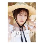 Minami Hamabe Instagram - きょうも1日おつかれさまです🍑
そしてさっそくごめんなさい…
日付を勘違いしていたようで!!
『カレンダー2022』が
昨日より発売しております!!🍑

卓上カレンダーです!
いろんなお部屋に馴染むような自然な色づかいのお写真でカレンダーを作っています🍑
4月始まりのカレンダーです🍑
2022年も素敵な年にしましょっ
そしてその日々をぜひこのカレンダーと共にゆっくりと巡りましょっ

カレンダー撮影には
うちのわんこちゃんが珍しく
遊びに連れて行ってもらって
草原を駆け回っていました笑
撮影の様子をマネージャーさんに
抱っこされて見守るぽぷを載せさせてください…
ほんとはもーっと写真あるんですが
一旦我慢します。

帰りは膝の上でしがみついて寝てました。癒されました。
楽しく元気にそして癒されながら撮影したカレンダーですので、
その空気がみなさんのお部屋にも届いてラッキーアイテムのようなものにもなれたら嬉しいです🍑

我慢できなくてオフショっトまた載せちゃうかもですが、
ひとまず!!昨日から発売しているカレンダーをぜひ宜しくお願い致します🍑