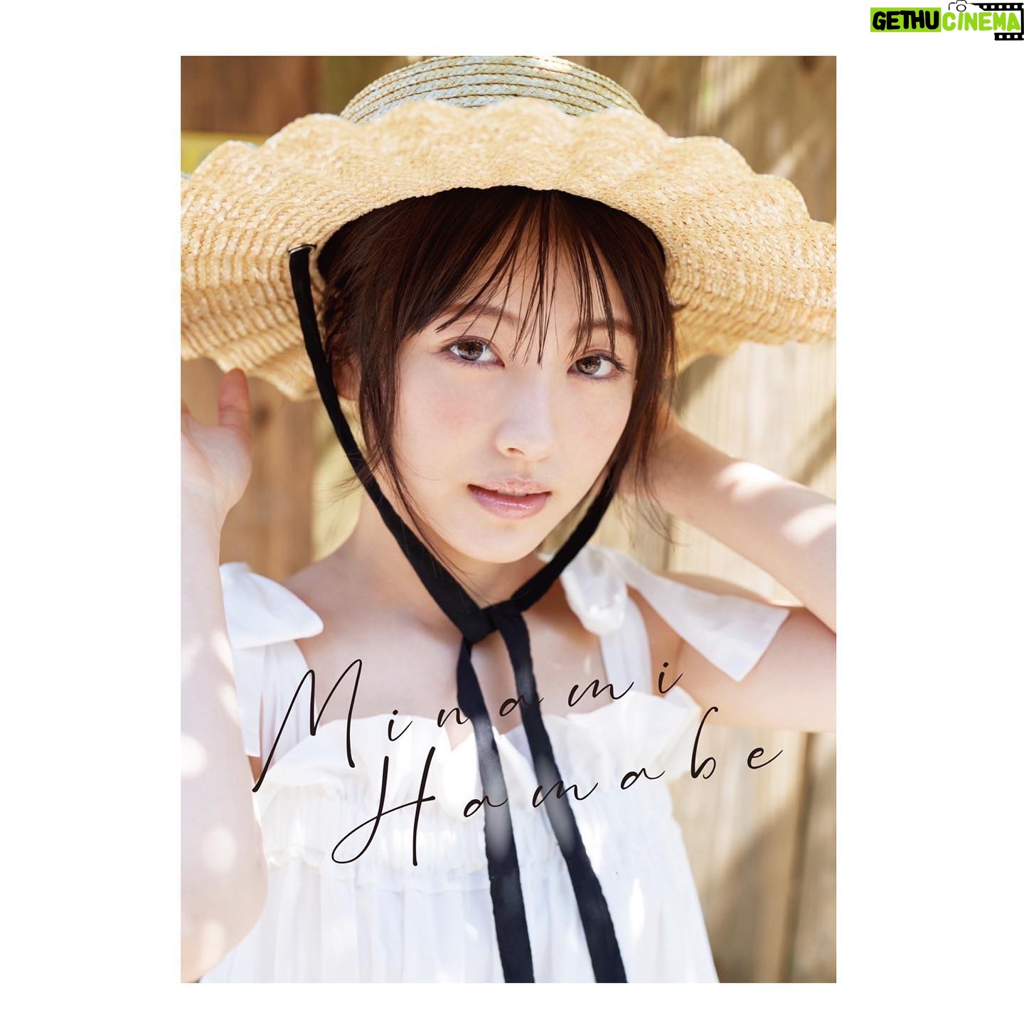 Minami Hamabe - 266.8K Likes - きょうも1日おつかれさまです🍑
そしてさっそくごめんなさい…
日付を勘違いしていたようで!!
『カレンダー2022』が
昨日より発売しております!!🍑
卓上カレンダーです!
いろんなお部屋に馴染むような自然な色づかいのお写真でカレンダーを作っています🍑
4月始まりのカレンダーです🍑
2022年も素敵な年にしましょっ
そしてその日々をぜひこのカレンダーと共にゆっくりと巡りましょっ
カレンダー撮影には
うちのわんこちゃんが珍しく
遊びに連れて行ってもらって
草原を駆け回っていました笑
撮影の様子をマネージャーさんに
抱っこされて見守るぽぷを載せさせてください…
ほんとはもーっと写真あるんですが
一旦我慢します。
帰りは膝の上でしがみついて寝てました。癒されました。
楽しく元気にそして癒されながら撮影したカレンダーですので、
その空気がみなさんのお部屋にも届いてラッキーアイテムのようなものにもなれたら嬉しいです🍑
我慢できなくてオフショっトまた載せちゃうかもですが、
ひとまず!!昨日から発売しているカレンダーをぜひ宜しくお願い致します🍑