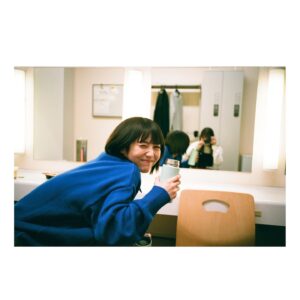Minami Hamabe Instagram - 今日も1日おつかれさまです✉️
本日夜22時からは
『ドクターホワイト』第6話放送ですよーー✉️

まだまだ解散の危機の中にいる
総合診断協議チーム･CDT…
チーム内に不穏な空気が漂う中で
正しい診断を下し、命を救えるのか
白夜の謎ももしかしたら少しずつ明かされてくるかも…?✉️

写真1枚目はは第5話で配っていたお箸!
2枚目は最近寒いので水筒にあったかいほうじ茶を朝いれてきて飲んでいますの写真✉️
水筒は昨年ウチカレというドラマをしていたときに頂いた、役名の空ちゃんにちなんだ空色の魔法瓶✉️
夜まであっついって素晴らしい✉️
あったかい飲み物飲み続けてると夜の入眠もすぐな気がします

第6話っ
はやいけどまだまだ第6話✉️
お会いしましょう22時

わたしも今日もみれそう…
