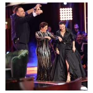 Şevval Sam Instagram - Ne eğlendik..ne eğlendik!! İzlerken bir daha eğlendim⭐️ ne kadar ihtiyacımız varmış meğer, bir kaç saatliğine de olsa neşelenmeye🍒 Emeği geçen herkese sonsuz teşekkürler 🤩🙏🏼⭐️
Fotoğraflar: @cankarabulutofficial 
Elbise @tarikedizofficial 
Styling @816styling 
@sburcucam @mina.tanay 
Makyaj @bylecielofficial 
@ceydahasirci @polatyagci @sibelcan @hakanaltunmusic @hsnsnlndrc @kaan.sekban