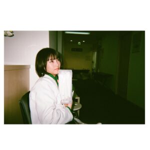 Minami Hamabe Instagram - 今日も1日おつかれさまです✉️
本日夜22時からは
『ドクターホワイト』第6話放送ですよーー✉️

まだまだ解散の危機の中にいる
総合診断協議チーム･CDT…
チーム内に不穏な空気が漂う中で
正しい診断を下し、命を救えるのか
白夜の謎ももしかしたら少しずつ明かされてくるかも…?✉️

写真1枚目はは第5話で配っていたお箸!
2枚目は最近寒いので水筒にあったかいほうじ茶を朝いれてきて飲んでいますの写真✉️
水筒は昨年ウチカレというドラマをしていたときに頂いた、役名の空ちゃんにちなんだ空色の魔法瓶✉️
夜まであっついって素晴らしい✉️
あったかい飲み物飲み続けてると夜の入眠もすぐな気がします

第6話っ
はやいけどまだまだ第6話✉️
お会いしましょう22時

わたしも今日もみれそう…