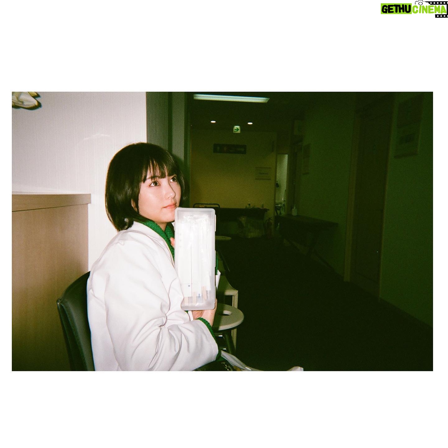 Minami Hamabe - 240.7K Likes - 今日も1日おつかれさまです✉️
本日夜22時からは
『ドクターホワイト』第6話放送ですよーー✉️
まだまだ解散の危機の中にいる
総合診断協議チーム・CDT…
チーム内に不穏な空気が漂う中で
正しい診断を下し、命を救えるのか
白夜の謎ももしかしたら少しずつ明かされてくるかも…?✉️
写真1枚目はは第5話で配っていたお箸!
2枚目は最近寒いので水筒にあったかいほうじ茶を朝いれてきて飲んでいますの写真✉️
水筒は昨年ウチカレというドラマをしていたときに頂いた、役名の空ちゃんにちなんだ空色の魔法瓶✉️
夜まであっついって素晴らしい✉️
あったかい飲み物飲み続けてると夜の入眠もすぐな気がします
第6話っ
はやいけどまだまだ第6話✉️
お会いしましょう22時
わたしも今日もみれそう…