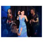 Şevval Sam Instagram - Şarkılar zor günlerin dostudur her zaman…müzik iyileştirir💙💚🎶🎵 @zerdeligazino 
Fotoğraflar @canipek 
Elbise @tarikedizofficial 
Styling @816styling 
@sburcucam @mina.tanay 
@ceydahasirci