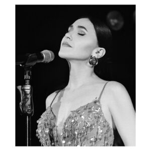 Şevval Sam Instagram - Şarkılar zor günlerin dostudur her zaman…müzik iyileştirir💙💚🎶🎵 @zerdeligazino 
Fotoğraflar @canipek 
Elbise @tarikedizofficial 
Styling @816styling 
@sburcucam @mina.tanay 
@ceydahasirci