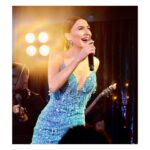 Şevval Sam Instagram - Şarkılar zor günlerin dostudur her zaman…müzik iyileştirir💙💚🎶🎵 @zerdeligazino 
Fotoğraflar @canipek 
Elbise @tarikedizofficial 
Styling @816styling 
@sburcucam @mina.tanay 
@ceydahasirci