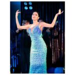 Şevval Sam Instagram - Şarkılar zor günlerin dostudur her zaman…müzik iyileştirir💙💚🎶🎵 @zerdeligazino 
Fotoğraflar @canipek 
Elbise @tarikedizofficial 
Styling @816styling 
@sburcucam @mina.tanay 
@ceydahasirci