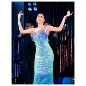 Şevval Sam Instagram - Şarkılar zor günlerin dostudur her zaman…müzik iyileştirir💙💚🎶🎵 @zerdeligazino 
Fotoğraflar @canipek 
Elbise @tarikedizofficial 
Styling @816styling 
@sburcucam @mina.tanay 
@ceydahasirci