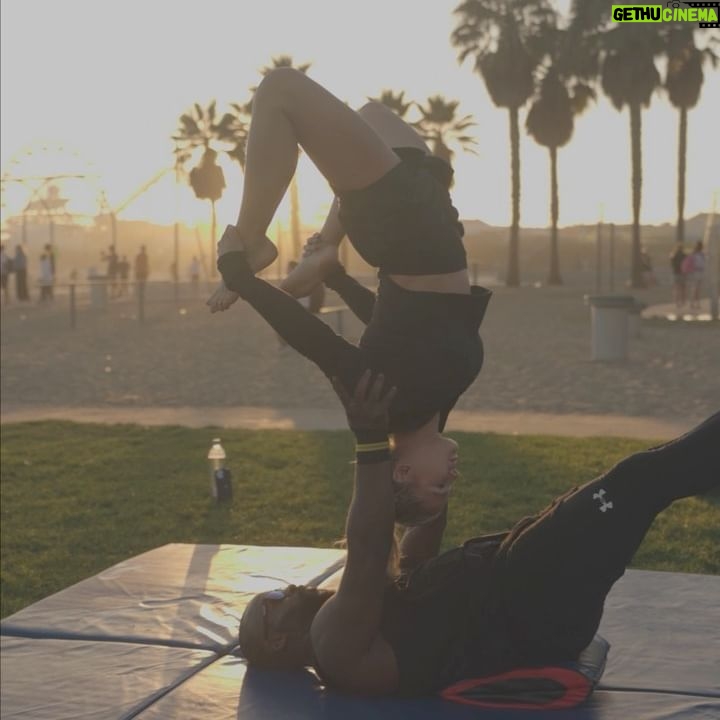 Kinsey Wolanski Instagram - Just messing around trying to learn some fun new skills. Acro requires you to be so balanced and calm but still flipping through the air….. a hard balance I’m still trying to master haha
@BangEnergy - @BangEnergy.CEO
#BangEnergy #EnergyDrink #ad