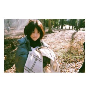 Minami Hamabe Instagram - 今夜22時からは!
『ドクターホワイト』第8話🐡

物語もいよいよ終盤…
登場人物を抱き締めたくなりました

院長の末期の胃がんを治療するため白夜をはじめCDTは全力を尽くします🐡
そして妊婦さんのおなかから赤ちゃんが突然消えて…
新しい命とも向き合います🐡
命の尊さを感じました🐡

写真がなさすぎて第1話の彷徨う公園の白夜を引っ張り出してみたり
銭湯のシーンで血圧測ったのを引っ張り出してみたり…

撮影も残り少ないので病院でたくさん思い出としても残しておきたい大好きな皆さんなので写真撮り残しておきたいです🐡

第8話!みまひょ

進撃の巨人アニメ58わなのですがあげです