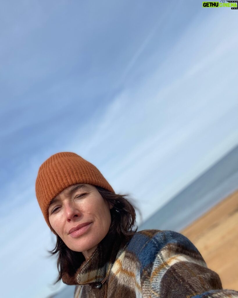 Lena Headey Instagram - Here’s a real face, a really tired and confused one. I love this planet. I wish that bad men soaked in evil would stop fucking it up. I wish that people mattered more than shallow victory. 
People of Ukraine you are extraordinary. People of Russia who oppose the lunacy, you’re my hero’s . 
LINK IN BIO TO DONATE. Also Below, a few good folk, who are doing all they can to help ALL people, who through no fault of their own find themselves stranded and in need of love and kindness. 
@chooselove @rescueorg @teamhumanity 
One day, maybe we will learn. That guns are shit. That money is only great when it’s used for good. 
Why can’t we just figure this shit out, it’s not fucking rocket science. 
#istandwithukraine 💙 💛 ✊🏼#lovenotwar✌🏻