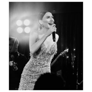 Şevval Sam Instagram - Şarkılar zor günlerin dostudur her zaman…müzik iyileştirir💙💚🎶🎵 @zerdeligazino 
Fotoğraflar @canipek 
Elbise @tarikedizofficial 
Styling @816styling 
@sburcucam @mina.tanay 
@ceydahasirci