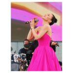 Şevval Sam Instagram - Kadın doğduk. Ancak gerçek anlamda kadınlığımızı onaylayabildik mi? Kadın olabildik mi? Anne olmak, eş olmak kolay bize göre...onaylandı çünkü..Pekiyi, tüm baskılara, ötelenmelere, aşağılanmalara, uğranılan şiddete rağmen, yaşamak, direnmek kolay mı bu dünyada? Değil. Bir kadın olarak varlığımızı güçlü bir biçimde ortaya koymak, “birey” olarak kadın olmak kolay mı? değil tabii ki..yaşamak da, direnmek de, olmak da bir emek işi bu dünyada...ve kadınlar en büyük emeği, kadın olmak için, direnmek için veriyor.
İşte bu yüzden tüm kadınların 8 Mart Dünya “Emekçi” Kadınlar günü şanlı ve kutlu olsun! #iyikikadınım @mersinbuyuksehirbelediyesi 
Fotoğraflar @canipek 
Elbise @tarikedizofficial 
Styling @816styling 
@mina.tanay @sburcucam 
@ceydahasirci @sakinan