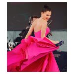 Şevval Sam Instagram - Kadın doğduk. Ancak gerçek anlamda kadınlığımızı onaylayabildik mi? Kadın olabildik mi? Anne olmak, eş olmak kolay bize göre...onaylandı çünkü..Pekiyi, tüm baskılara, ötelenmelere, aşağılanmalara, uğranılan şiddete rağmen, yaşamak, direnmek kolay mı bu dünyada? Değil. Bir kadın olarak varlığımızı güçlü bir biçimde ortaya koymak, “birey” olarak kadın olmak kolay mı? değil tabii ki..yaşamak da, direnmek de, olmak da bir emek işi bu dünyada...ve kadınlar en büyük emeği, kadın olmak için, direnmek için veriyor.
İşte bu yüzden tüm kadınların 8 Mart Dünya “Emekçi” Kadınlar günü şanlı ve kutlu olsun! #iyikikadınım @mersinbuyuksehirbelediyesi 
Fotoğraflar @canipek 
Elbise @tarikedizofficial 
Styling @816styling 
@mina.tanay @sburcucam 
@ceydahasirci @sakinan