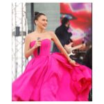 Şevval Sam Instagram - Kadın doğduk. Ancak gerçek anlamda kadınlığımızı onaylayabildik mi? Kadın olabildik mi? Anne olmak, eş olmak kolay bize göre...onaylandı çünkü..Pekiyi, tüm baskılara, ötelenmelere, aşağılanmalara, uğranılan şiddete rağmen, yaşamak, direnmek kolay mı bu dünyada? Değil. Bir kadın olarak varlığımızı güçlü bir biçimde ortaya koymak, “birey” olarak kadın olmak kolay mı? değil tabii ki..yaşamak da, direnmek de, olmak da bir emek işi bu dünyada...ve kadınlar en büyük emeği, kadın olmak için, direnmek için veriyor.
İşte bu yüzden tüm kadınların 8 Mart Dünya “Emekçi” Kadınlar günü şanlı ve kutlu olsun! #iyikikadınım @mersinbuyuksehirbelediyesi 
Fotoğraflar @canipek 
Elbise @tarikedizofficial 
Styling @816styling 
@mina.tanay @sburcucam 
@ceydahasirci @sakinan