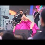 Şevval Sam Instagram - Unutulmaz konserler arasına giren Mersin, 8 Mart Dünya Emekçi Kadınlar Günü konserinden tadımlık bakmak ister misiniz?? Ordakiler hatırlıyor mu? Nasıl coşmuştuk..? 💖 💃🏻🤩💖⭐️💓⭐️💖⭐️💖⭐️💜💜💜💜💜💟 “Güçlüyüz biz! Bu dünyayı kurtarırsa kadınlar kurtarır!!”💖 #unutulmazkonserler @mersinbuyuksehirbelediyesi 
@sakinan 
Video @cankarabulutofficial 
Menajer: @ceydahasirci