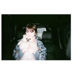 Minami Hamabe Instagram - 本日は!
『ドクターホワイト』第9話🪴

10話が最終回ですからね🪴
もうもうクライマックスが近づいてますよう

白夜には狩岡家、そして病院で人と関わる中で大切な人がたくさん出来ました。
そして命の儚さと尊さを知りました
第9話では大切な人の命が危うくなります🪴白夜はどう向き合っていくのでしょうか🪴ぜひご覧くださいませっ

写真なのですがいーっぱい撮ったんですよ
ストック出来たと安心していたのですがネタバレ要素が紛れている写真が大半だったようで、現段階で載せられないのです…
現場で撮っていた写真は全滅だったので、近々に撮ったお仕事移動のときの写真になってしまいました🪴
写ルンですキャンペーンだったので現像するためにシャッターを消費した写真たちです🪴

うちの子は普通にいると小さいんですが持ち上げると毛の迫力が写真に写りますねえ…
トリミング後でめちゃくちゃいい匂いでぬいぐるみみたいです🪴

えっちょっと待ってください。
外にいるのですが、目が痒い…
気がするのですがも、もしやこれは…?
そんなはずは…奴には今年冬は勝ってるのに…えっ

ではでは第9話でお会いしましょう