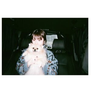 Minami Hamabe Instagram - 本日は!
『ドクターホワイト』第9話🪴

10話が最終回ですからね🪴
もうもうクライマックスが近づいてますよう

白夜には狩岡家、そして病院で人と関わる中で大切な人がたくさん出来ました。
そして命の儚さと尊さを知りました
第9話では大切な人の命が危うくなります🪴白夜はどう向き合っていくのでしょうか🪴ぜひご覧くださいませっ

写真なのですがいーっぱい撮ったんですよ
ストック出来たと安心していたのですがネタバレ要素が紛れている写真が大半だったようで、現段階で載せられないのです…
現場で撮っていた写真は全滅だったので、近々に撮ったお仕事移動のときの写真になってしまいました🪴
写ルンですキャンペーンだったので現像するためにシャッターを消費した写真たちです🪴

うちの子は普通にいると小さいんですが持ち上げると毛の迫力が写真に写りますねえ…
トリミング後でめちゃくちゃいい匂いでぬいぐるみみたいです🪴

えっちょっと待ってください。
外にいるのですが、目が痒い…
気がするのですがも、もしやこれは…?
そんなはずは…奴には今年冬は勝ってるのに…えっ

ではでは第9話でお会いしましょう