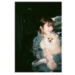Minami Hamabe Instagram - 本日は!
『ドクターホワイト』第9話🪴

10話が最終回ですからね🪴
もうもうクライマックスが近づいてますよう

白夜には狩岡家、そして病院で人と関わる中で大切な人がたくさん出来ました。
そして命の儚さと尊さを知りました
第9話では大切な人の命が危うくなります🪴白夜はどう向き合っていくのでしょうか🪴ぜひご覧くださいませっ

写真なのですがいーっぱい撮ったんですよ
ストック出来たと安心していたのですがネタバレ要素が紛れている写真が大半だったようで、現段階で載せられないのです…
現場で撮っていた写真は全滅だったので、近々に撮ったお仕事移動のときの写真になってしまいました🪴
写ルンですキャンペーンだったので現像するためにシャッターを消費した写真たちです🪴

うちの子は普通にいると小さいんですが持ち上げると毛の迫力が写真に写りますねえ…
トリミング後でめちゃくちゃいい匂いでぬいぐるみみたいです🪴

えっちょっと待ってください。
外にいるのですが、目が痒い…
気がするのですがも、もしやこれは…?
そんなはずは…奴には今年冬は勝ってるのに…えっ

ではでは第9話でお会いしましょう