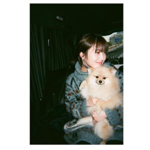Minami Hamabe Instagram - 本日は!
『ドクターホワイト』第9話🪴

10話が最終回ですからね🪴
もうもうクライマックスが近づいてますよう

白夜には狩岡家、そして病院で人と関わる中で大切な人がたくさん出来ました。
そして命の儚さと尊さを知りました
第9話では大切な人の命が危うくなります🪴白夜はどう向き合っていくのでしょうか🪴ぜひご覧くださいませっ

写真なのですがいーっぱい撮ったんですよ
ストック出来たと安心していたのですがネタバレ要素が紛れている写真が大半だったようで、現段階で載せられないのです…
現場で撮っていた写真は全滅だったので、近々に撮ったお仕事移動のときの写真になってしまいました🪴
写ルンですキャンペーンだったので現像するためにシャッターを消費した写真たちです🪴

うちの子は普通にいると小さいんですが持ち上げると毛の迫力が写真に写りますねえ…
トリミング後でめちゃくちゃいい匂いでぬいぐるみみたいです🪴

えっちょっと待ってください。
外にいるのですが、目が痒い…
気がするのですがも、もしやこれは…?
そんなはずは…奴には今年冬は勝ってるのに…えっ

ではでは第9話でお会いしましょう