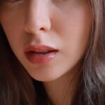Sheryl Rubio Instagram - Make up con @boxycharm ☁️☁️El contorno de la cara aunque se vea bien en fotos, en persona es bastante visible y te hace ver sobrecargada. No digo que el contorno esté mal, creo que en poquiticas cantidades es maravilloso. Aunque yo lo evito a toda costa, entiendo el poder que tiene en una fotografía. Pero es más que eso no creen? Hay un miedo profundo en no vernos “perfectos” y perfilados todo el tiempo. Una tinta para unificar el color de tu piel, un blush rosita que te haga ver sana y una piel bien tratada que se vea jugosa, brillante y joven   mucho, mucho amor por ti misma y por tu piel y tus facciones, es el secreto a la felicidad! me olvidé del hacer baking en el makeup, de ponerme cantidades exageradas de corrector, de contornearme la cara tanto, hasta el punto que me hacía ver anaranjada. Me di cuenta que con esta técnica, puedo 1ero durar con el maquillaje TODO el día sin sentir mi cara pesada. Me siento YO. Si te beso, te abrazo, no te voy a dejar medio maquillaje en tu ropa. Si sudo, no me preocupo. Y si brillo un poco, con mis manos limpias, me hago mini toques y no tengo miedo de dejarme un dedo marcado. Menos es más y te vas a sentir más y mas ligera! 💕 menos poros tapados, más que tanto maquillaje, trabajemos más en nuestro cuidado de la piel para que tengamos que tapar menos y nos sintamos más seguras en nuestra propia propia piel! #boxycharm #boxygamechanger 

1. Mascarilla de ojos: @graceandstella 
2. Mascarilla hidratante: @frank_bod 
3. Primer en gel con iluminador: @rarebeauty 
4. Esponjas y brochas: @luxiebeauty 
5. Delineador: @laurenconradco 
6. Máscara: @athrbeautyco 
7. Gloss para labios: @lawless
8. Sombra: @natashadenona