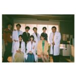 Minami Hamabe Instagram - 本日夜10時からはいよいよ
『ドクターホワイト』第10話⏰
最終話です!

命という存在に改めて向き合った3ヶ月でした⏰
亡くなることが悲しいというより
白夜としては、愛している人たちに会えなくなる話せなくなる、それがどうしようもなく悲しくて辛くて苦しい、という感情に繋がるのだと感じました⏰
命には限りがあるものですが
それを壊れるくらい惜しむ感情が湧き上がる人に出会えることは、幸せなことでもあるのだなとも

最終話は白夜の正体が明かされます
なぜこの世に生を受けたのか、医療知識だけを豊富に知っていたのは何故なのか。
結末は想像以上に切なく憎めない苦しさがありました⏰

CDTの皆も遂に同じ方向に向かって力を合わせます⏰
皆が救われますように…

私も第10話は観ずに取っておいてあるのでリアルタイムで視聴するのがとてもたのしみです⏰

写真は愛してやまない私の大好きなドクターホワイトチーム!
密かに何度もこの皆さんに心が救われました
感謝の気持ちしかございません。
心があたたかくて、困ってしまうくらい面白くて。素敵な人たちに出会えたドラマでした。