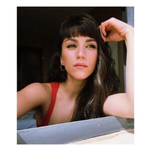 Claudia Salas Instagram - Libre. 

Natural, esa cosa que “brilla” por su ausencia a niveles desmedidos. Hacer lo fácil complicado. Con toda la magia que hay en lo sencillo… 
Qué bonito “completar”, sin necesidad de buscarte porque te tienes muy cerquita. 
Porque estás en el centro. Joder qué suerte. Qué paz.

Qué bonito no terminar de empezar nunca.

Gracias @tousjewelry por ser reflejo de todo esto, por ponerlo fácil, por primar en la persona y buscar la belleza en lo diferente. Me siento muy afortunada por emprender este camino con vos.

#toussquad 

Gracias @desireefina por ser parte del total de todo.
@kuranda_agencia 

💄 @cristina_salas_ 

♥️