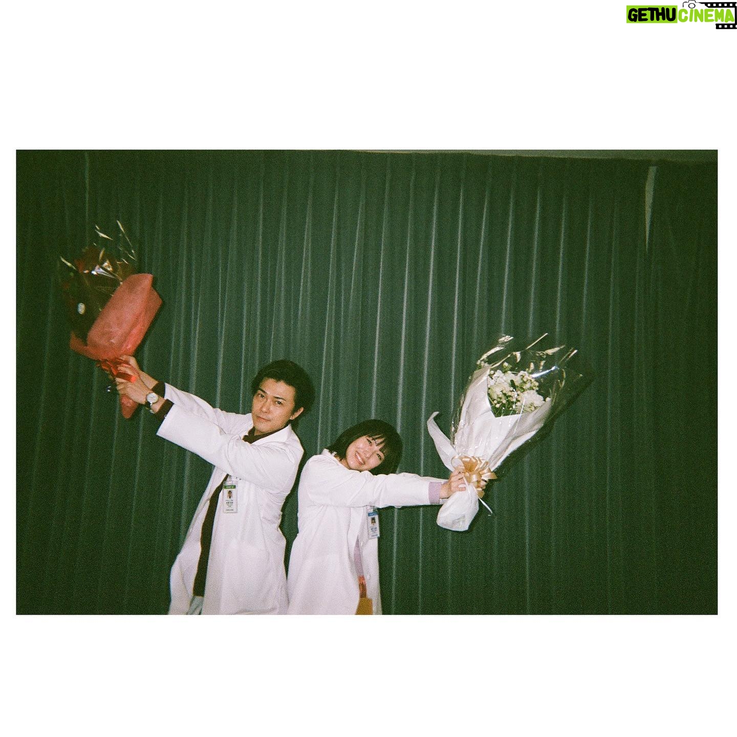 Minami Hamabe - 249.6K Likes - 本日夜10時からはいよいよ
『ドクターホワイト』第10話⏰
最終話です!
命という存在に改めて向き合った3ヶ月でした⏰
亡くなることが悲しいというより
白夜としては、愛している人たちに会えなくなる話せなくなる、それがどうしようもなく悲しくて辛くて苦しい、という感情に繋がるのだと感じました⏰
命には限りがあるものですが
それを壊れるくらい惜しむ感情が湧き上がる人に出会えることは、幸せなことでもあるのだなとも
最終話は白夜の正体が明かされます
なぜこの世に生を受けたのか、医療知識だけを豊富に知っていたのは何故なのか。
結末は想像以上に切なく憎めない苦しさがありました⏰
CDTの皆も遂に同じ方向に向かって力を合わせます⏰
皆が救われますように…
私も第10話は観ずに取っておいてあるのでリアルタイムで視聴するのがとてもたのしみです⏰
写真は愛してやまない私の大好きなドクターホワイトチーム!
密かに何度もこの皆さんに心が救われました
感謝の気持ちしかございません。
心があたたかくて、困ってしまうくらい面白くて。素敵な人たちに出会えたドラマでした。