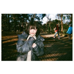 Minami Hamabe Instagram - 本日夜10時からはいよいよ
『ドクターホワイト』第10話⏰
最終話です!

命という存在に改めて向き合った3ヶ月でした⏰
亡くなることが悲しいというより
白夜としては、愛している人たちに会えなくなる話せなくなる、それがどうしようもなく悲しくて辛くて苦しい、という感情に繋がるのだと感じました⏰
命には限りがあるものですが
それを壊れるくらい惜しむ感情が湧き上がる人に出会えることは、幸せなことでもあるのだなとも

最終話は白夜の正体が明かされます
なぜこの世に生を受けたのか、医療知識だけを豊富に知っていたのは何故なのか。
結末は想像以上に切なく憎めない苦しさがありました⏰

CDTの皆も遂に同じ方向に向かって力を合わせます⏰
皆が救われますように…

私も第10話は観ずに取っておいてあるのでリアルタイムで視聴するのがとてもたのしみです⏰

写真は愛してやまない私の大好きなドクターホワイトチーム!
密かに何度もこの皆さんに心が救われました
感謝の気持ちしかございません。
心があたたかくて、困ってしまうくらい面白くて。素敵な人たちに出会えたドラマでした。