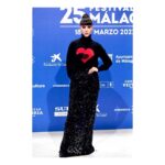 Claudia Salas Instagram - Málaga. Marzo. 19. 

@festivalmalaga @elitenetflix @netflixes @zetastudiosprod @kuranda_agencia 

Gracias @josejuan35 por aparecer y conseguir que a vuestro lado una alfombra roja se convierta en un paseo. Gracias. ♥️
@michaelkors 

Gracias @cristina_salas_ por estar siempre a mi lado. No tengo más que añadir. Te quiero.

Gracias @borjadlv @lou_abad @desireefina por cuidarnos.

Gracias @tousjewelry por acompañarme en estas aventuras. Qué suerte…
#tousjewelry 

Y gracias por supuesto a todos los que estuvisteis allí y no solo físicamente, por todo el calor, amor y apoyo que lleváis dando todos estos años.
Qué bonito es crecer a vuestro lado.

🖤❤️