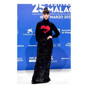 Claudia Salas Instagram - Málaga. Marzo. 19. 

@festivalmalaga @elitenetflix @netflixes @zetastudiosprod @kuranda_agencia 

Gracias @josejuan35 por aparecer y conseguir que a vuestro lado una alfombra roja se convierta en un paseo. Gracias. ♥️
@michaelkors 

Gracias @cristina_salas_ por estar siempre a mi lado. No tengo más que añadir. Te quiero.

Gracias @borjadlv @lou_abad @desireefina por cuidarnos.

Gracias @tousjewelry por acompañarme en estas aventuras. Qué suerte…
#tousjewelry 

Y gracias por supuesto a todos los que estuvisteis allí y no solo físicamente, por todo el calor, amor y apoyo que lleváis dando todos estos años.
Qué bonito es crecer a vuestro lado.

🖤❤️