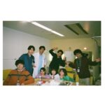 Minami Hamabe Instagram - おつされさまです🍝
本日は『ドクターホワイト』
特別編の放送です!

最後のドクターホワイトです…
最終話を迎えたあとのおはなし。
白夜とCDT、そして狩岡家のその後が描かれています🍝
深刻な展開…?とおもいきや、これまでの日々を振り返りながら、あたたかな笑いを誘うユーモア溢れる特別編となっております🍝
ぜひおやすみ前のお供に。
 
写真はとっておき!
1枚目はお兄ちゃんの定位置からお届け🍝
佑さんはこの椅子で目をつぶっていることが多いです。最後の最後にほんとに意識を飛ばしているところを3人で囲んで激写できました!
2枚目はお姉さまたちと!
みおりん…ただただ心から大好きな人でした…
さえさんも最後までお優しく感謝の気持ちでいっぱいです
3枚目はいい写真🍝
待ち受けにしよかなあ…
みなさんの娘になりたい。

あ本日は10時15分からの放送なのでご注意くださいねー!
ではではテレビの前でお会いしましょ

進撃の巨人アニメみてたら
あーちゃんがいきなり出てきて驚いた。
あときょう現場マネージャーさんみつけて声掛けたときにすっ転んでめっちゃ痛い。そのあとめちゃくちゃ笑われたし、甘いもの食べてドラマもちゃんとみないと帳尻合わない。