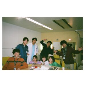Minami Hamabe Instagram - おつされさまです🍝
本日は『ドクターホワイト』
特別編の放送です!

最後のドクターホワイトです…
最終話を迎えたあとのおはなし。
白夜とCDT、そして狩岡家のその後が描かれています🍝
深刻な展開…?とおもいきや、これまでの日々を振り返りながら、あたたかな笑いを誘うユーモア溢れる特別編となっております🍝
ぜひおやすみ前のお供に。
 
写真はとっておき!
1枚目はお兄ちゃんの定位置からお届け🍝
佑さんはこの椅子で目をつぶっていることが多いです。最後の最後にほんとに意識を飛ばしているところを3人で囲んで激写できました!
2枚目はお姉さまたちと!
みおりん…ただただ心から大好きな人でした…
さえさんも最後までお優しく感謝の気持ちでいっぱいです
3枚目はいい写真🍝
待ち受けにしよかなあ…
みなさんの娘になりたい。

あ本日は10時15分からの放送なのでご注意くださいねー!
ではではテレビの前でお会いしましょ

進撃の巨人アニメみてたら
あーちゃんがいきなり出てきて驚いた。
あときょう現場マネージャーさんみつけて声掛けたときにすっ転んでめっちゃ痛い。そのあとめちゃくちゃ笑われたし、甘いもの食べてドラマもちゃんとみないと帳尻合わない。