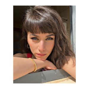 Claudia Salas Instagram - Libre. 

Natural, esa cosa que “brilla” por su ausencia a niveles desmedidos. Hacer lo fácil complicado. Con toda la magia que hay en lo sencillo… 
Qué bonito “completar”, sin necesidad de buscarte porque te tienes muy cerquita. 
Porque estás en el centro. Joder qué suerte. Qué paz.

Qué bonito no terminar de empezar nunca.

Gracias @tousjewelry por ser reflejo de todo esto, por ponerlo fácil, por primar en la persona y buscar la belleza en lo diferente. Me siento muy afortunada por emprender este camino con vos.

#toussquad 

Gracias @desireefina por ser parte del total de todo.
@kuranda_agencia 

💄 @cristina_salas_ 

♥️