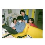 Minami Hamabe Instagram - おつされさまです🍝
本日は『ドクターホワイト』
特別編の放送です!

最後のドクターホワイトです…
最終話を迎えたあとのおはなし。
白夜とCDT、そして狩岡家のその後が描かれています🍝
深刻な展開…?とおもいきや、これまでの日々を振り返りながら、あたたかな笑いを誘うユーモア溢れる特別編となっております🍝
ぜひおやすみ前のお供に。
 
写真はとっておき!
1枚目はお兄ちゃんの定位置からお届け🍝
佑さんはこの椅子で目をつぶっていることが多いです。最後の最後にほんとに意識を飛ばしているところを3人で囲んで激写できました!
2枚目はお姉さまたちと!
みおりん…ただただ心から大好きな人でした…
さえさんも最後までお優しく感謝の気持ちでいっぱいです
3枚目はいい写真🍝
待ち受けにしよかなあ…
みなさんの娘になりたい。

あ本日は10時15分からの放送なのでご注意くださいねー!
ではではテレビの前でお会いしましょ

進撃の巨人アニメみてたら
あーちゃんがいきなり出てきて驚いた。
あときょう現場マネージャーさんみつけて声掛けたときにすっ転んでめっちゃ痛い。そのあとめちゃくちゃ笑われたし、甘いもの食べてドラマもちゃんとみないと帳尻合わない。