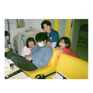 Minami Hamabe Instagram - おつされさまです🍝
本日は『ドクターホワイト』
特別編の放送です!

最後のドクターホワイトです…
最終話を迎えたあとのおはなし。
白夜とCDT、そして狩岡家のその後が描かれています🍝
深刻な展開…?とおもいきや、これまでの日々を振り返りながら、あたたかな笑いを誘うユーモア溢れる特別編となっております🍝
ぜひおやすみ前のお供に。
 
写真はとっておき!
1枚目はお兄ちゃんの定位置からお届け🍝
佑さんはこの椅子で目をつぶっていることが多いです。最後の最後にほんとに意識を飛ばしているところを3人で囲んで激写できました!
2枚目はお姉さまたちと!
みおりん…ただただ心から大好きな人でした…
さえさんも最後までお優しく感謝の気持ちでいっぱいです
3枚目はいい写真🍝
待ち受けにしよかなあ…
みなさんの娘になりたい。

あ本日は10時15分からの放送なのでご注意くださいねー!
ではではテレビの前でお会いしましょ

進撃の巨人アニメみてたら
あーちゃんがいきなり出てきて驚いた。
あときょう現場マネージャーさんみつけて声掛けたときにすっ転んでめっちゃ痛い。そのあとめちゃくちゃ笑われたし、甘いもの食べてドラマもちゃんとみないと帳尻合わない。