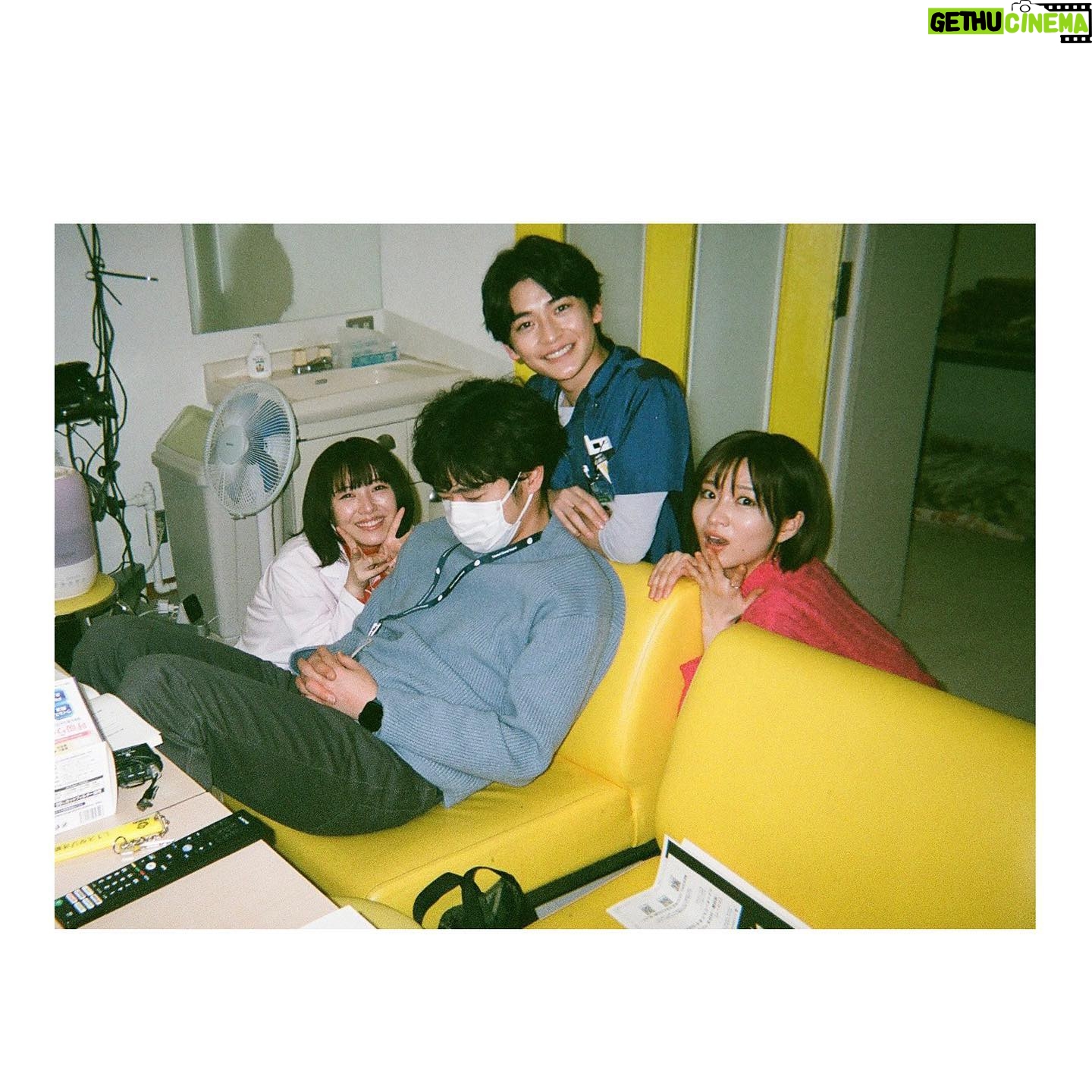 Minami Hamabe - 259K Likes - おつされさまです🍝
本日は『ドクターホワイト』
特別編の放送です!
最後のドクターホワイトです…
最終話を迎えたあとのおはなし。
白夜とCDT、そして狩岡家のその後が描かれています🍝
深刻な展開…?とおもいきや、これまでの日々を振り返りながら、あたたかな笑いを誘うユーモア溢れる特別編となっております🍝
ぜひおやすみ前のお供に。
写真はとっておき!
1枚目はお兄ちゃんの定位置からお届け🍝
佑さんはこの椅子で目をつぶっていることが多いです。最後の最後にほんとに意識を飛ばしているところを3人で囲んで激写できました!
2枚目はお姉さまたちと!
みおりん…ただただ心から大好きな人でした…
さえさんも最後までお優しく感謝の気持ちでいっぱいです
3枚目はいい写真🍝
待ち受けにしよかなあ…
みなさんの娘になりたい。
あ本日は10時15分からの放送なのでご注意くださいねー!
ではではテレビの前でお会いしましょ
進撃の巨人アニメみてたら
あーちゃんがいきなり出てきて驚いた。
あときょう現場マネージャーさんみつけて声掛けたときにすっ転んでめっちゃ痛い。そのあとめちゃくちゃ笑われたし、甘いもの食べてドラマもちゃんとみないと帳尻合わない。