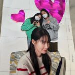Shin Min-a Instagram - 우리들의 블루스 스탭 배우분들 모두 수고하셨습니다 🙏🤍 

사랑스러운 우리 선아팀 늘 밝게 웃으면서 일해줘서 든든하고 고마웠어 😭앨범 추억돋아 
라뷰 👍❤️ 

#민선아 #우리들의블루스 #ourblues