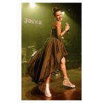 Şevval Sam Instagram – Biz size doyamadık. 🌈 @kartalistmarina.jollyjoker gecesi unutulmaz konserler arasına girdi..🎶⚡️💖Çok yakında yeniden buluşacağız!! Bu coşkuyu 22 Nisan’da, bu defa @private.jollyjoker ‘da tekrar yaşamak için takipte kalın…!!!😉 💃🏻 🕺🏻⚡️⚡️⚡️⚡️⚡️⚡️⚡️
Fotoğraflar @canipek
Elbise @tarikedizofficial
Styling @816styling
@sburcucam @mina.tanay