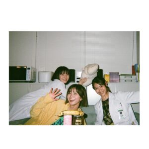 Minami Hamabe Instagram - おつされさまです🍝
本日は『ドクターホワイト』
特別編の放送です!

最後のドクターホワイトです…
最終話を迎えたあとのおはなし。
白夜とCDT、そして狩岡家のその後が描かれています🍝
深刻な展開…?とおもいきや、これまでの日々を振り返りながら、あたたかな笑いを誘うユーモア溢れる特別編となっております🍝
ぜひおやすみ前のお供に。
 
写真はとっておき!
1枚目はお兄ちゃんの定位置からお届け🍝
佑さんはこの椅子で目をつぶっていることが多いです。最後の最後にほんとに意識を飛ばしているところを3人で囲んで激写できました!
2枚目はお姉さまたちと!
みおりん…ただただ心から大好きな人でした…
さえさんも最後までお優しく感謝の気持ちでいっぱいです
3枚目はいい写真🍝
待ち受けにしよかなあ…
みなさんの娘になりたい。

あ本日は10時15分からの放送なのでご注意くださいねー!
ではではテレビの前でお会いしましょ

進撃の巨人アニメみてたら
あーちゃんがいきなり出てきて驚いた。
あときょう現場マネージャーさんみつけて声掛けたときにすっ転んでめっちゃ痛い。そのあとめちゃくちゃ笑われたし、甘いもの食べてドラマもちゃんとみないと帳尻合わない。