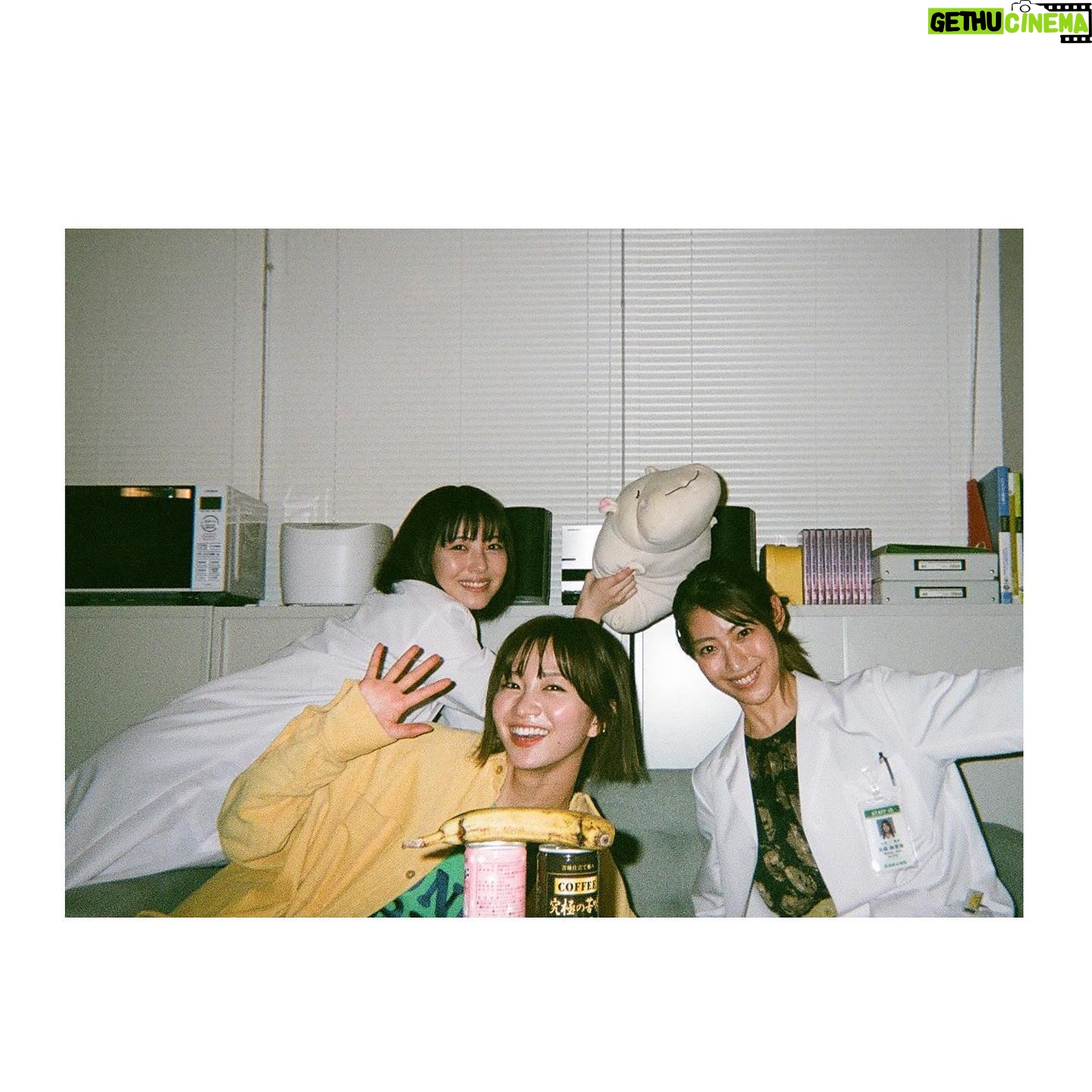 Minami Hamabe - 259K Likes - おつされさまです🍝
本日は『ドクターホワイト』
特別編の放送です!
最後のドクターホワイトです…
最終話を迎えたあとのおはなし。
白夜とCDT、そして狩岡家のその後が描かれています🍝
深刻な展開…?とおもいきや、これまでの日々を振り返りながら、あたたかな笑いを誘うユーモア溢れる特別編となっております🍝
ぜひおやすみ前のお供に。
写真はとっておき!
1枚目はお兄ちゃんの定位置からお届け🍝
佑さんはこの椅子で目をつぶっていることが多いです。最後の最後にほんとに意識を飛ばしているところを3人で囲んで激写できました!
2枚目はお姉さまたちと!
みおりん…ただただ心から大好きな人でした…
さえさんも最後までお優しく感謝の気持ちでいっぱいです
3枚目はいい写真🍝
待ち受けにしよかなあ…
みなさんの娘になりたい。
あ本日は10時15分からの放送なのでご注意くださいねー!
ではではテレビの前でお会いしましょ
進撃の巨人アニメみてたら
あーちゃんがいきなり出てきて驚いた。
あときょう現場マネージャーさんみつけて声掛けたときにすっ転んでめっちゃ痛い。そのあとめちゃくちゃ笑われたし、甘いもの食べてドラマもちゃんとみないと帳尻合わない。